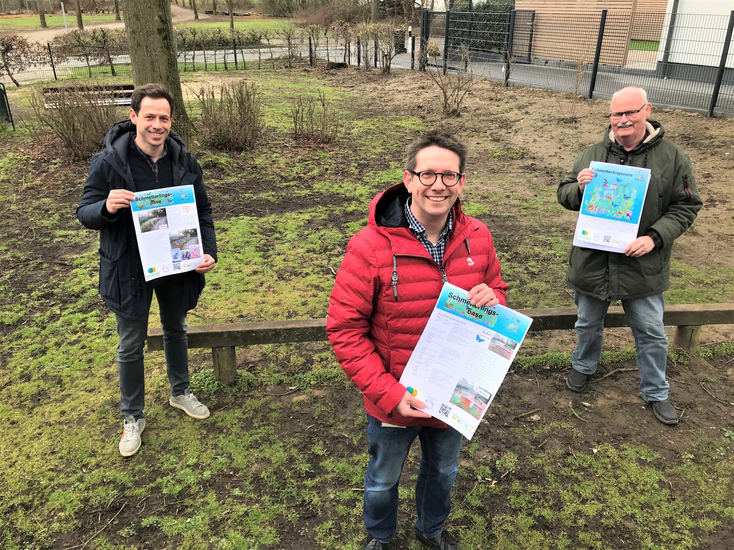 Projekte 3 Männer halten Schilder zur Umgestaltung des alten Spielplatzes
